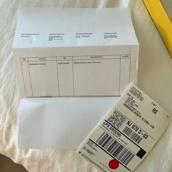 Fendi Rockoko
Black leather biker boots with stretch fabric size 36.5 - Picture 9 of 10